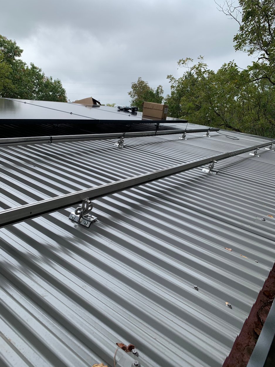 Off-Grid vs. Grid-Tied Solar: What Homeowners Need to Know