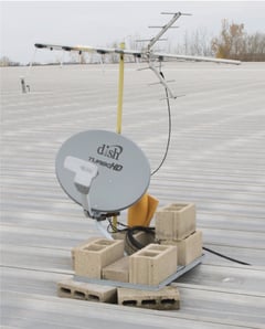 Aligerado - S-5_® Manera incorrecta de instalar una antena parabólica en un tejado de junta alzada