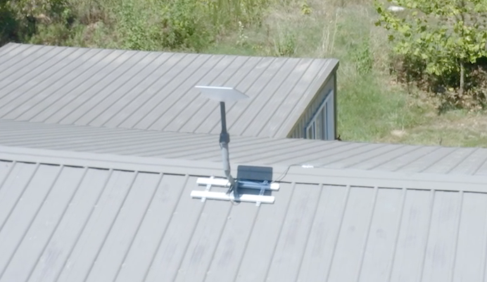 Overhead-shot-Starlink-mounted-EF-roof-gripperfix