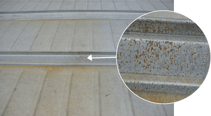 Imagen de cómo las virutas calientes pueden causar daños permanentes a los revestimientos metálicos, provocando una corrosión acelerada del tejado