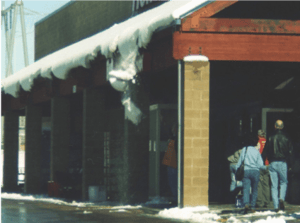 S-5!® - Imagen 5- Es imperativo que estas zonas estén protegidas por protecciones contra la nieve. Observe lo que ocurre justo después de que el vehículo de la imagen 4 haya cargado y salido de la tienda.