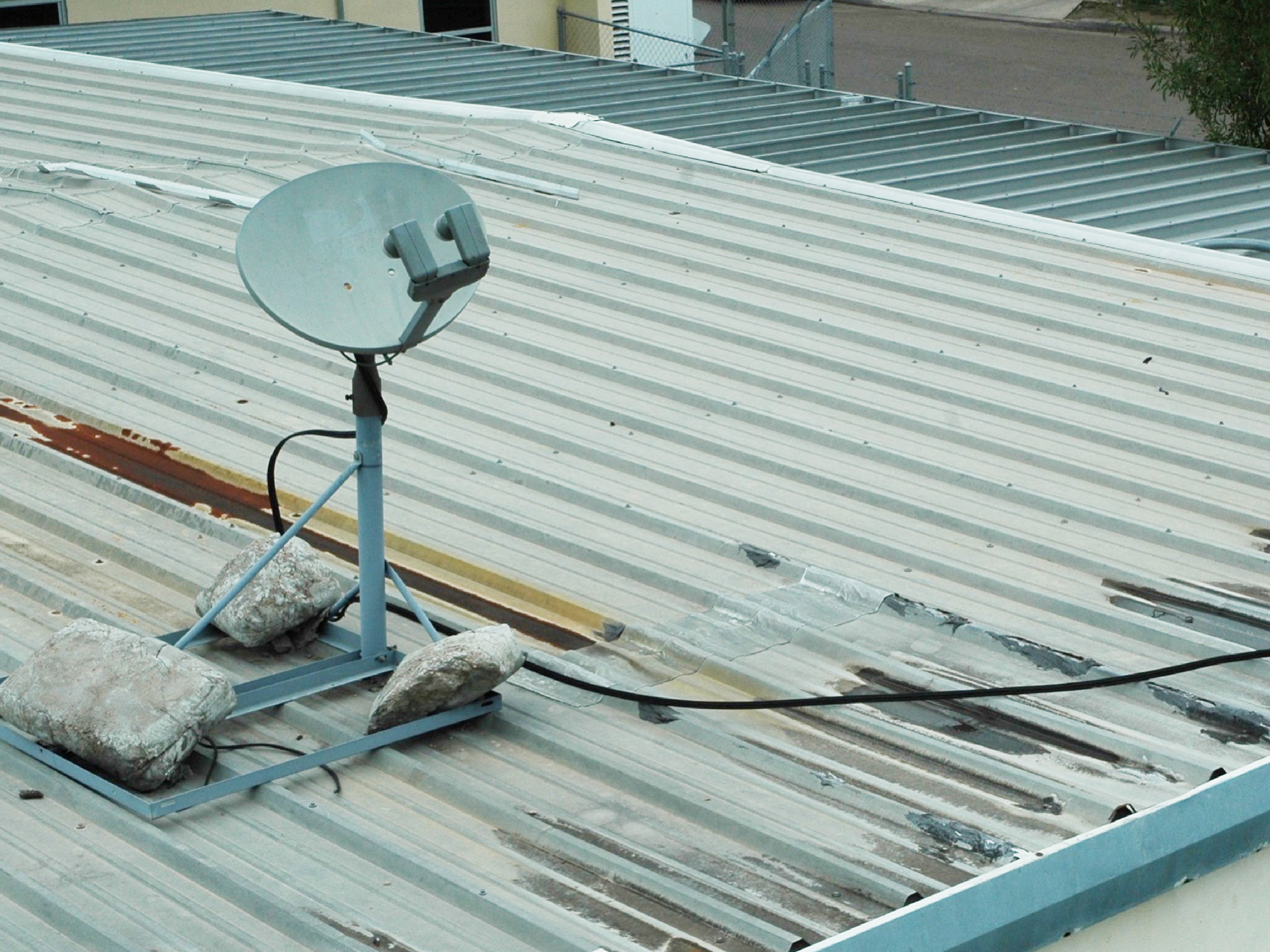 Satellite-dish-mounted-metal-roof-ballast-corrosion-800 x 600@4x-80