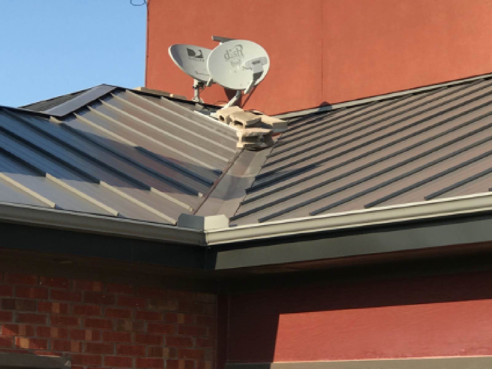 satellite dish mounted with cinder blocks metal roof 800 x 600@2x-50