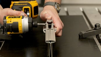 Abrazadera sin perforación con tecnología que permite el movimiento térmico natural del techo metálico.