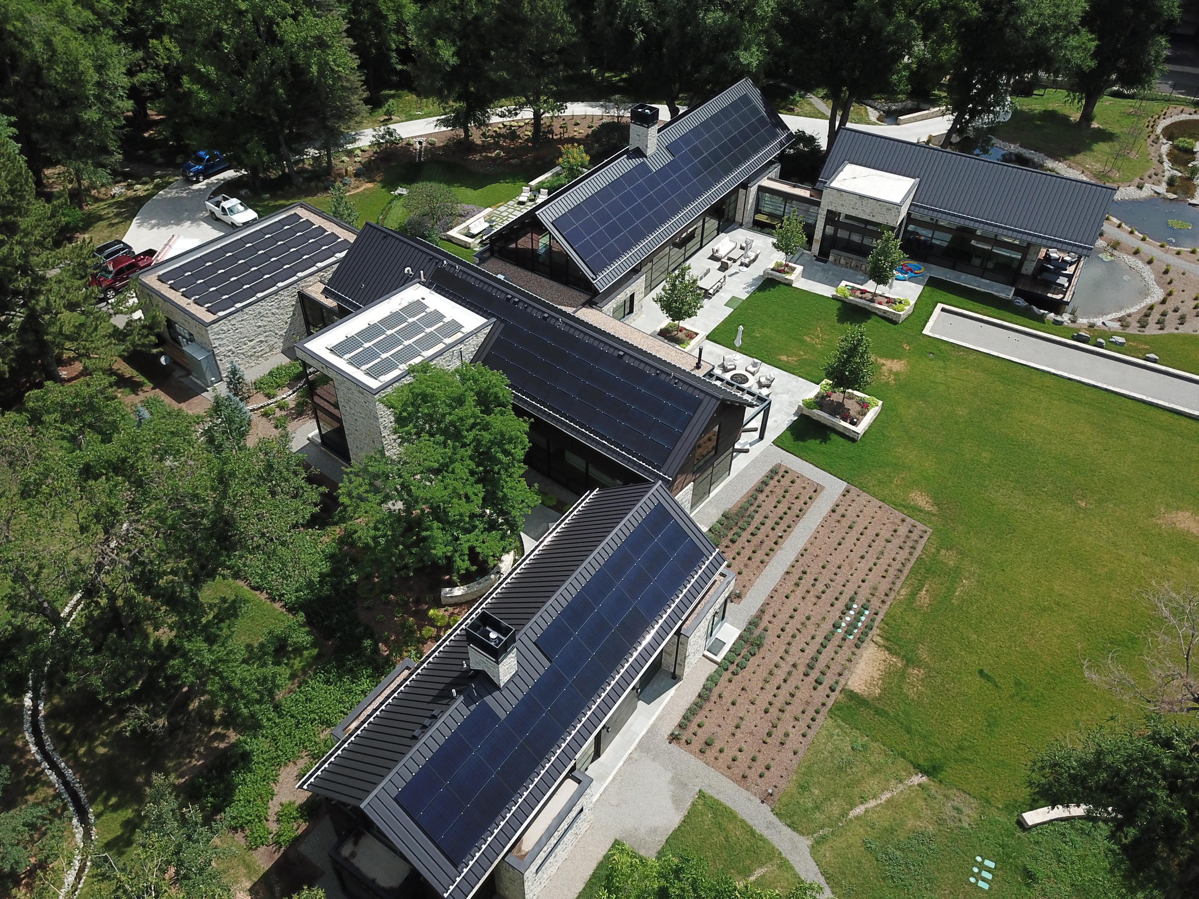 5 Reasons Rail-less Is the Future of Metal Rooftop Solar Mounting