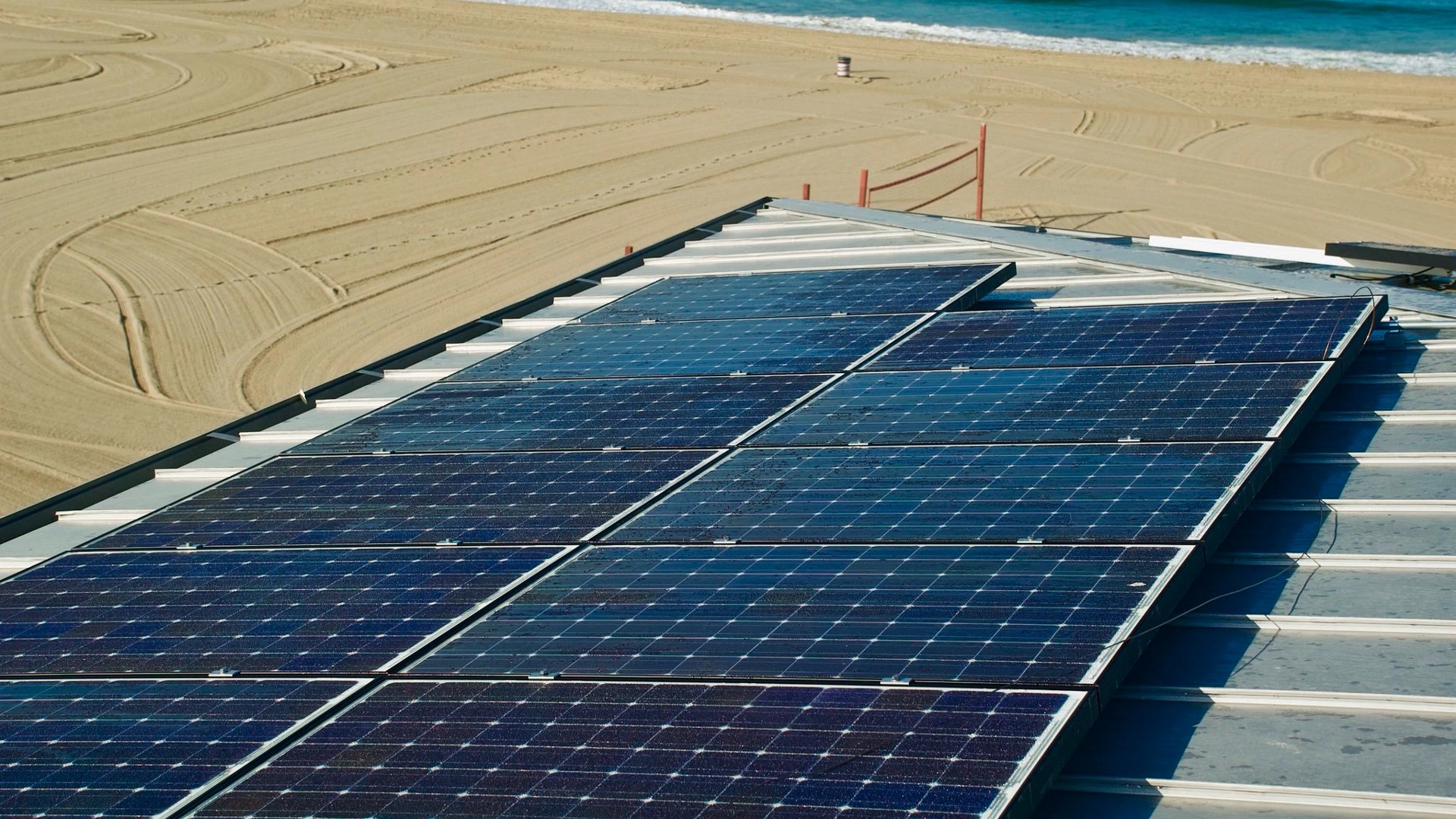 La salinidad en zonas costeras de LATAM: ¿Cómo afectan los ambientes salinos a los techos metálicos y a los sistemas FV instalados sobre ellos?