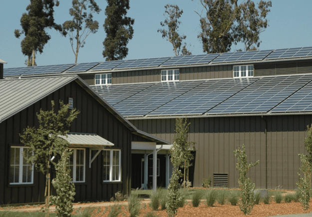 What Is the Difference Between Metal Roofs and Asphalt Shingles?