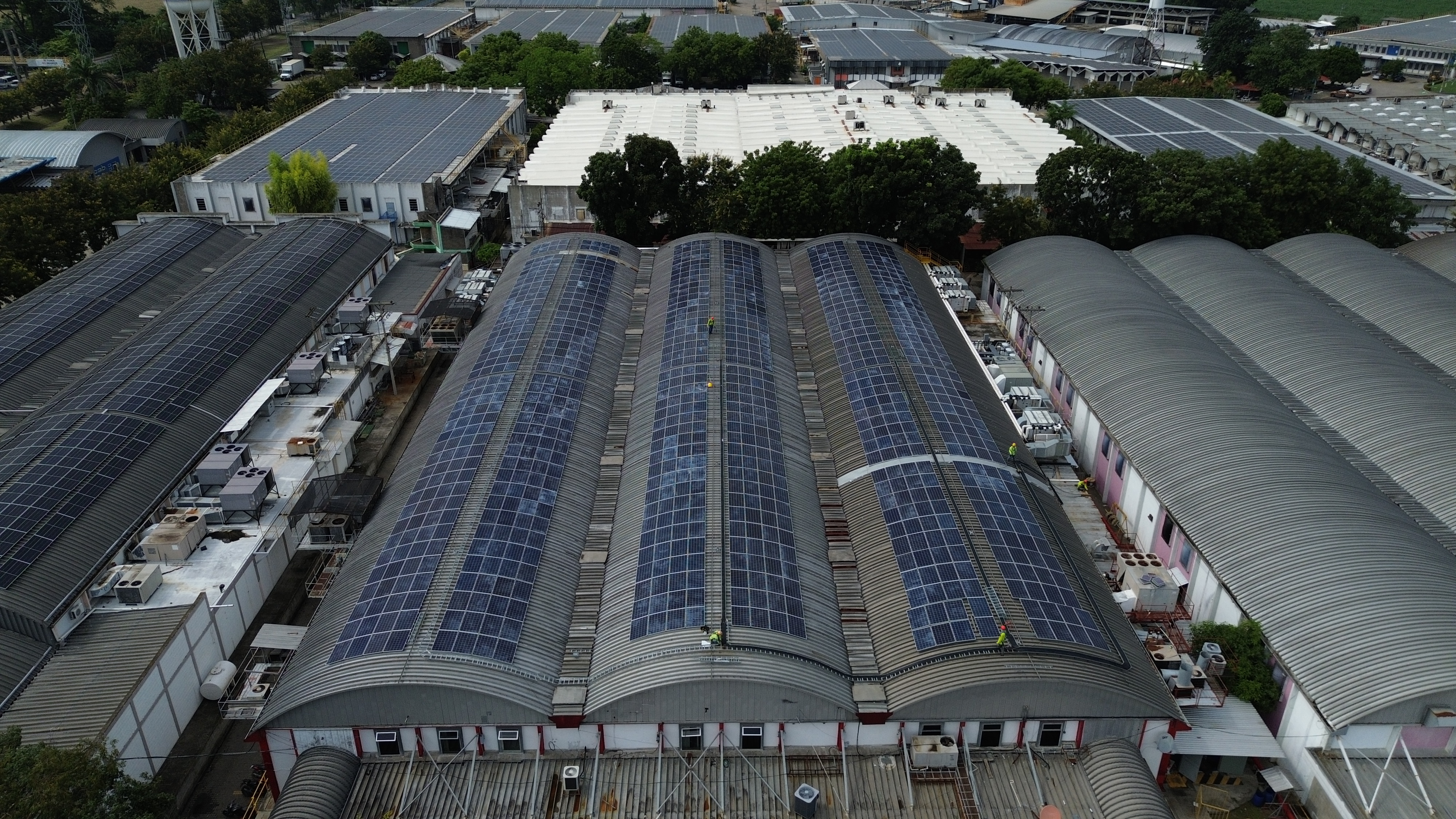 Sistemas FV livianos sobre techos metálicos: implicaciones estructurales y optimización de costos