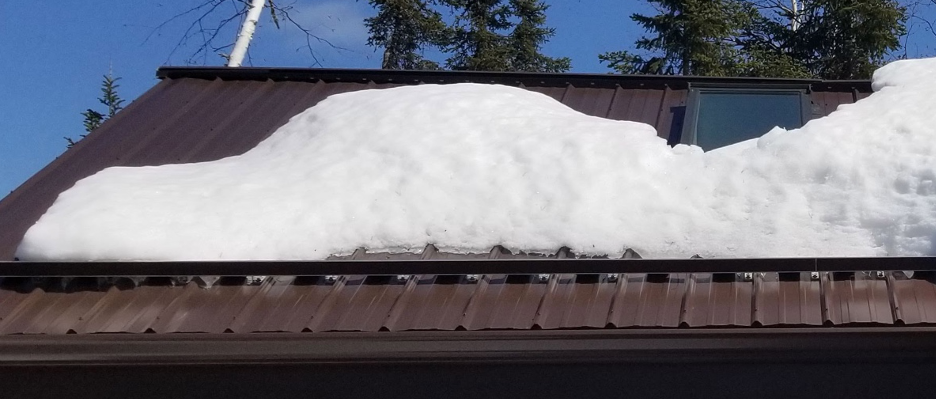 ¿Por qué los tejados metálicos con fijación expuesta necesitan barras de nieve continuas?